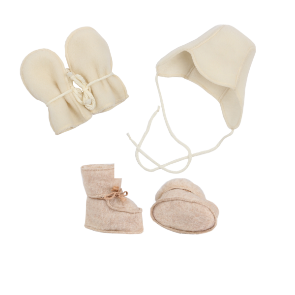 Set pentru bebelusi format din caciula, manusi si botosei din lana merinos